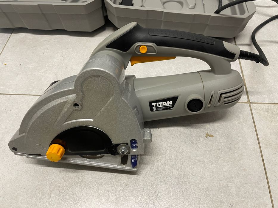 Bruzdownica Titan 1700W TTB293WCH