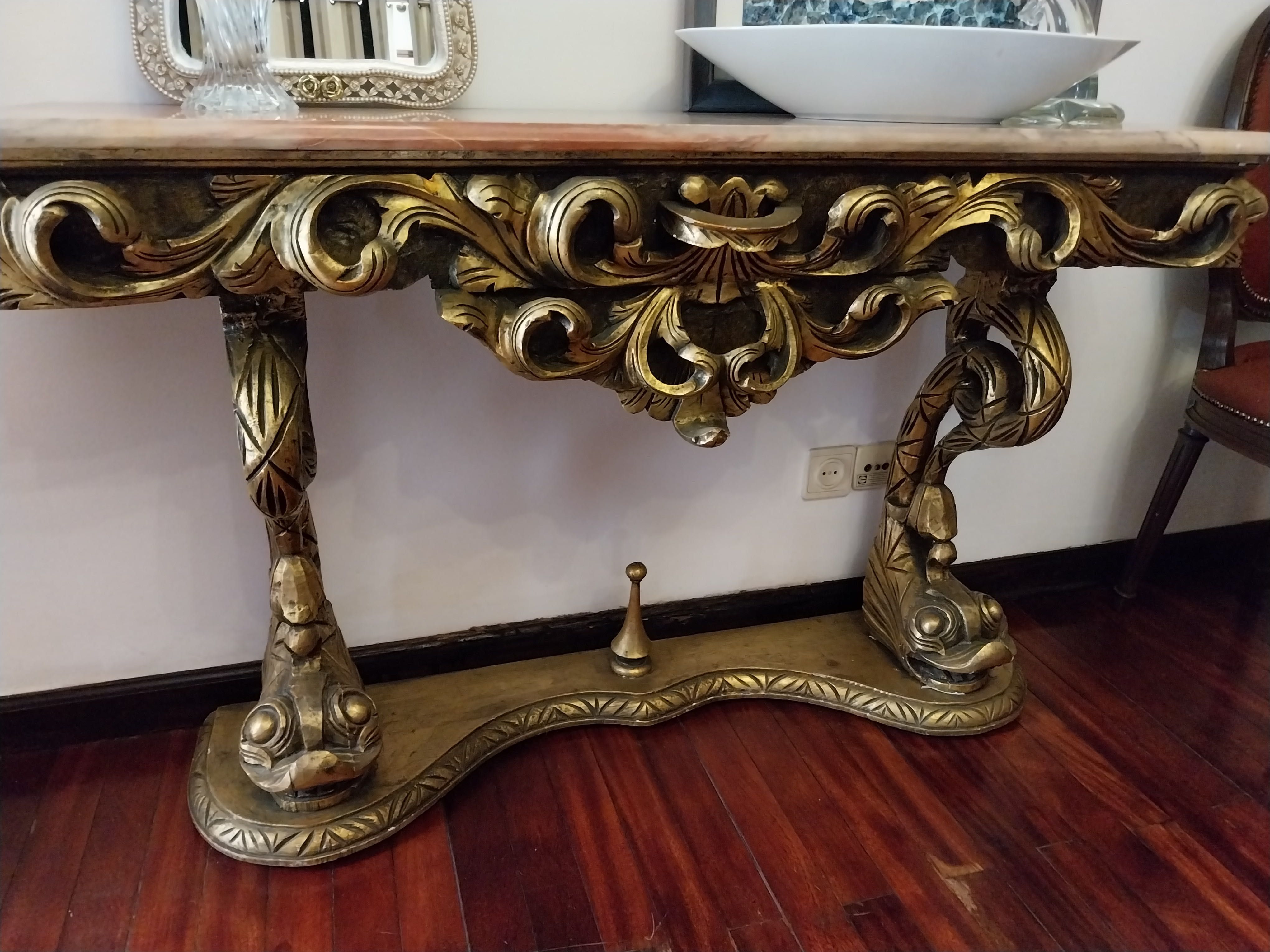 Aparador com tampo em mármore rosa pintado em dourado
