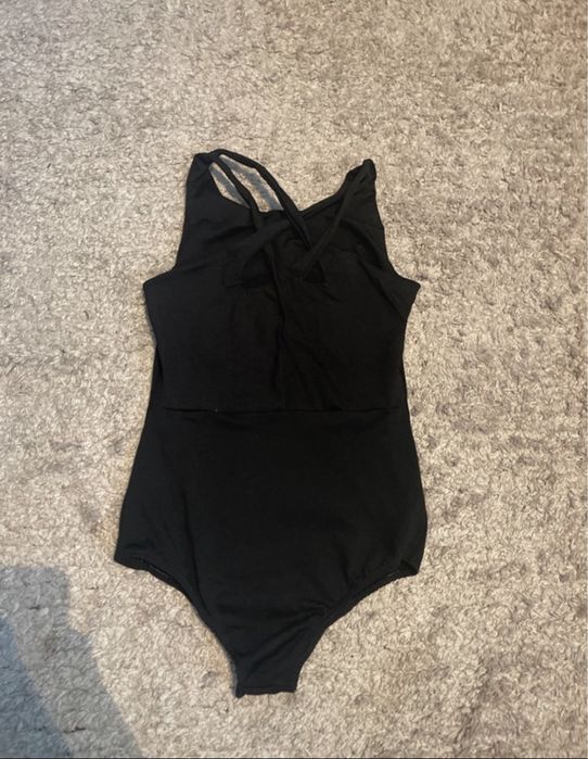 Body preto usado com abertura em X nas costas