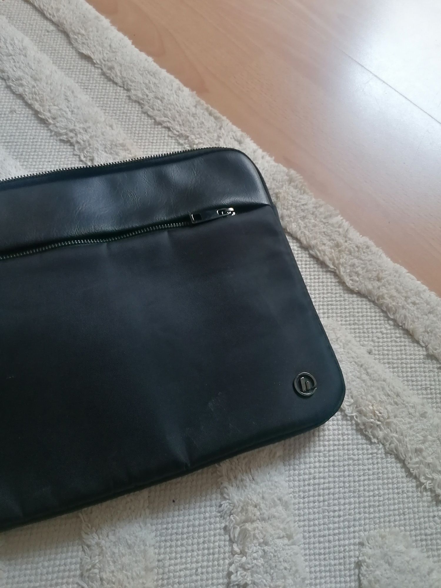 Czarne etui na laptopa skóra
