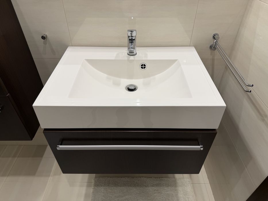 Meble Łazienkowe - szafka z umywalką, słupek, lustro