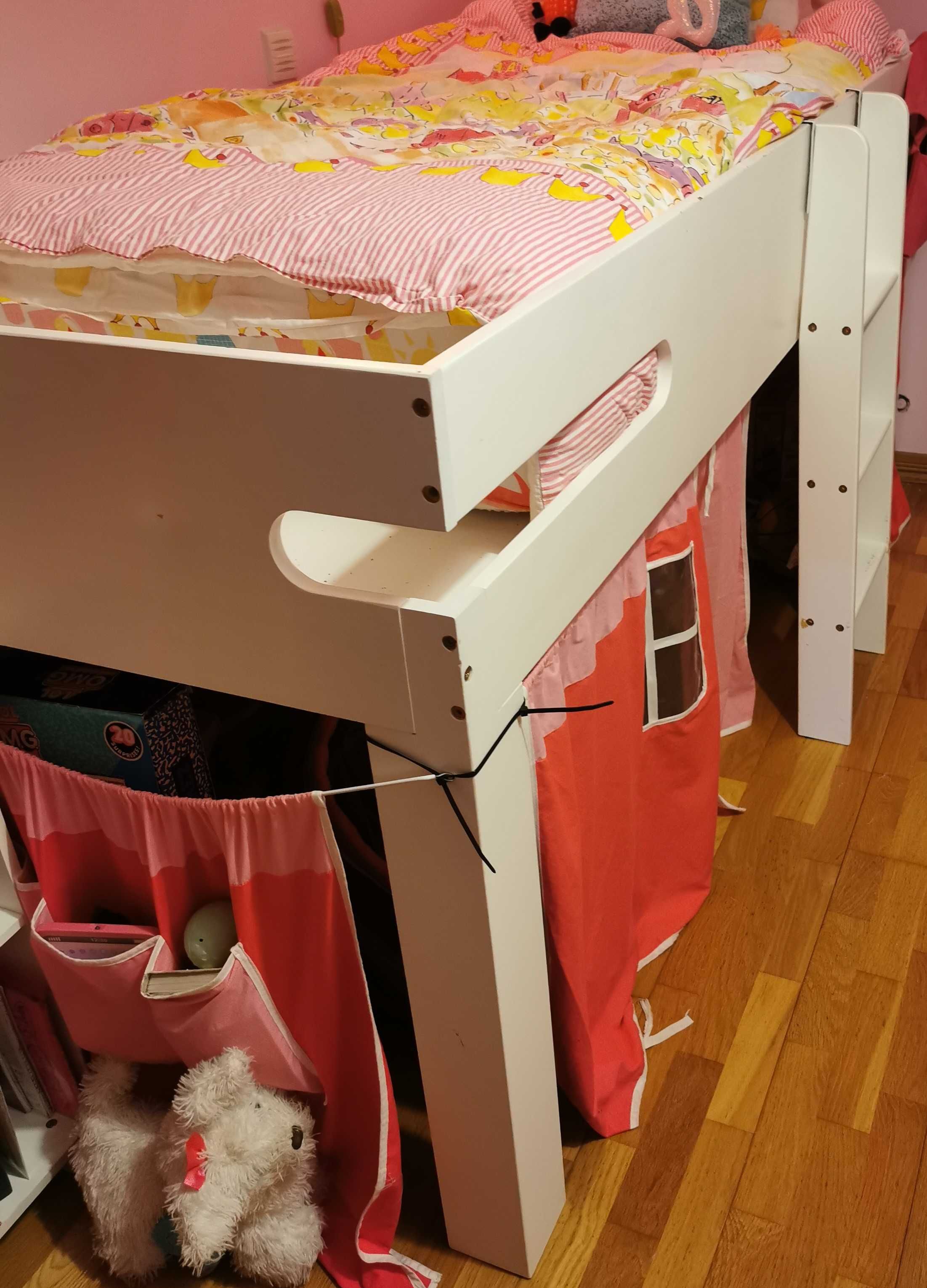 Cama alta com secretária