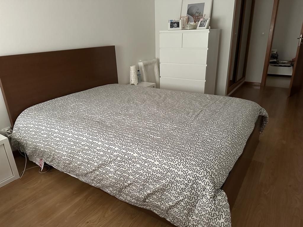 Cama com estrado e colchao 150 x 195 cm