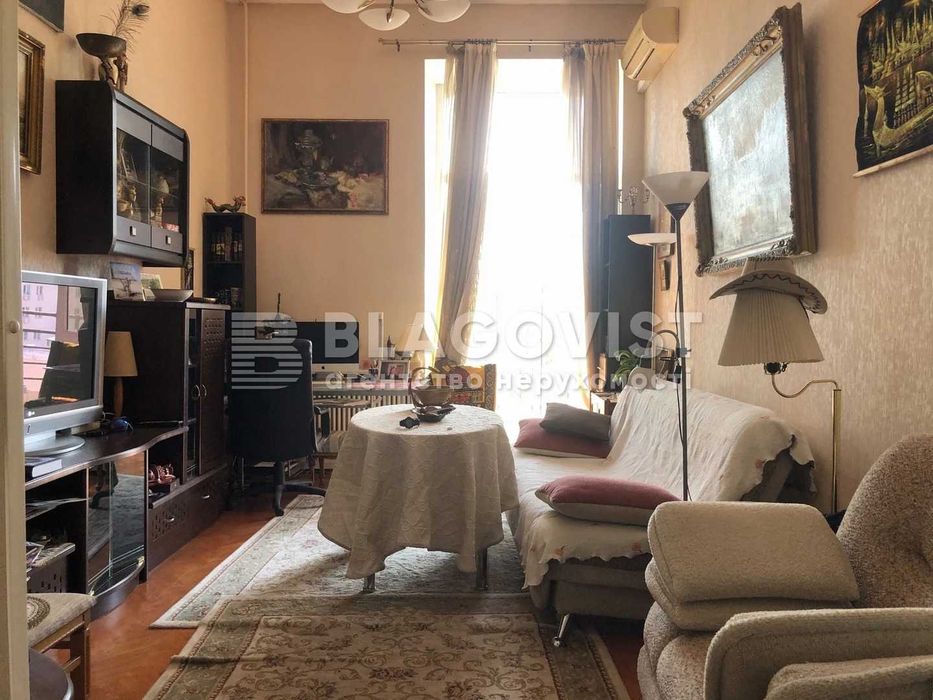 Продаж чудової 2к кв Центр Києва дореволюційний будинок Костельна 7