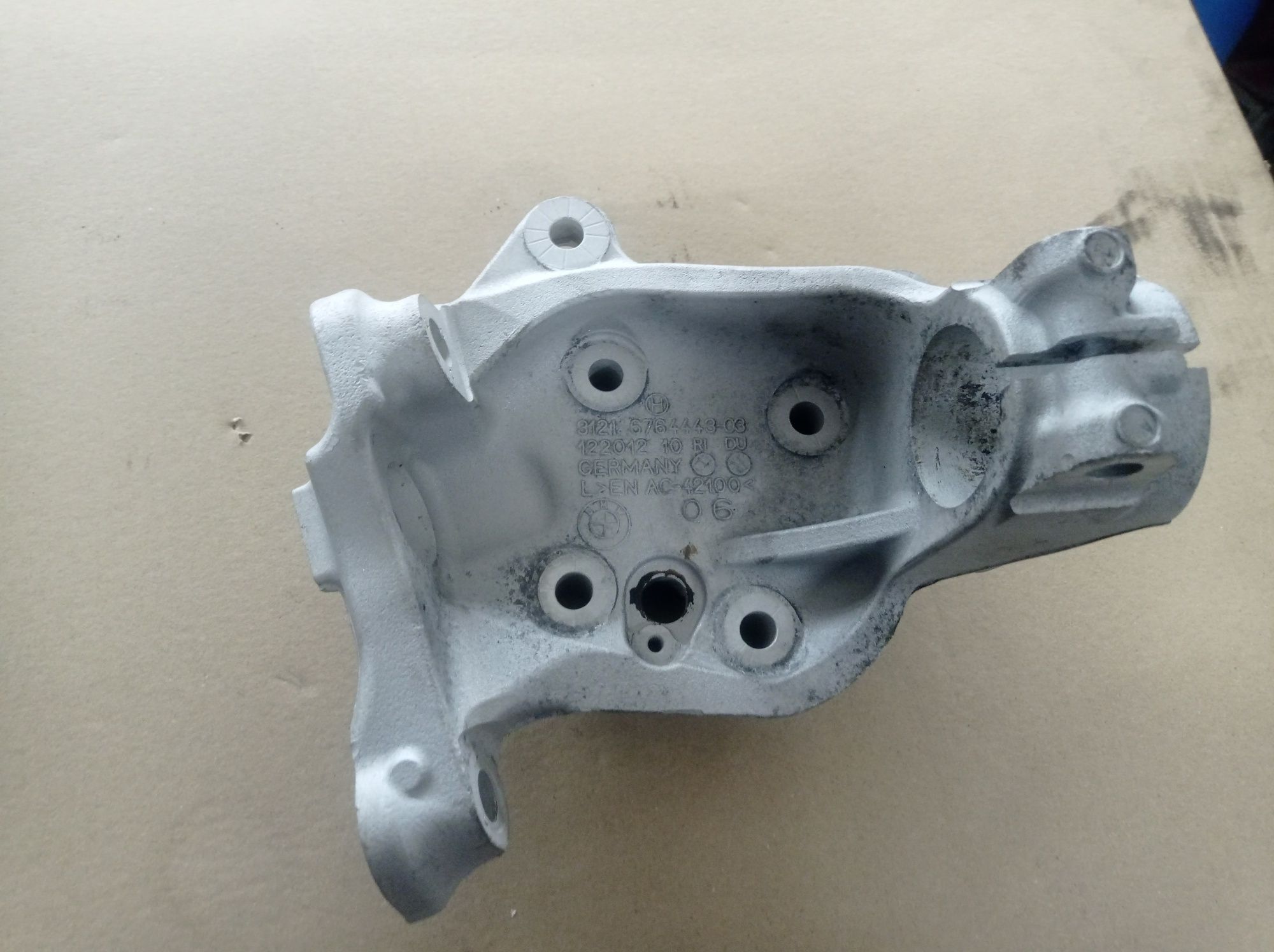 Поворотный кулак BMW 1 (90) (91) ..3121676444303.