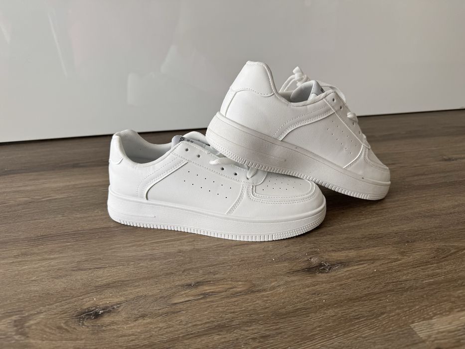 Tenis brancos simples