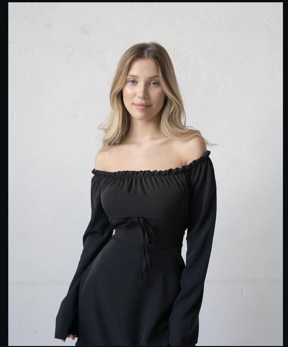 Жіноча сукня, на зав'язках з задньої сторони