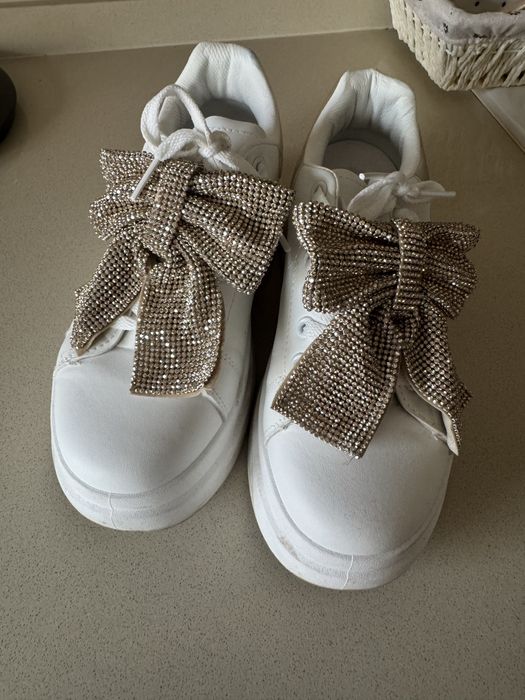 Tenis com laço dourado