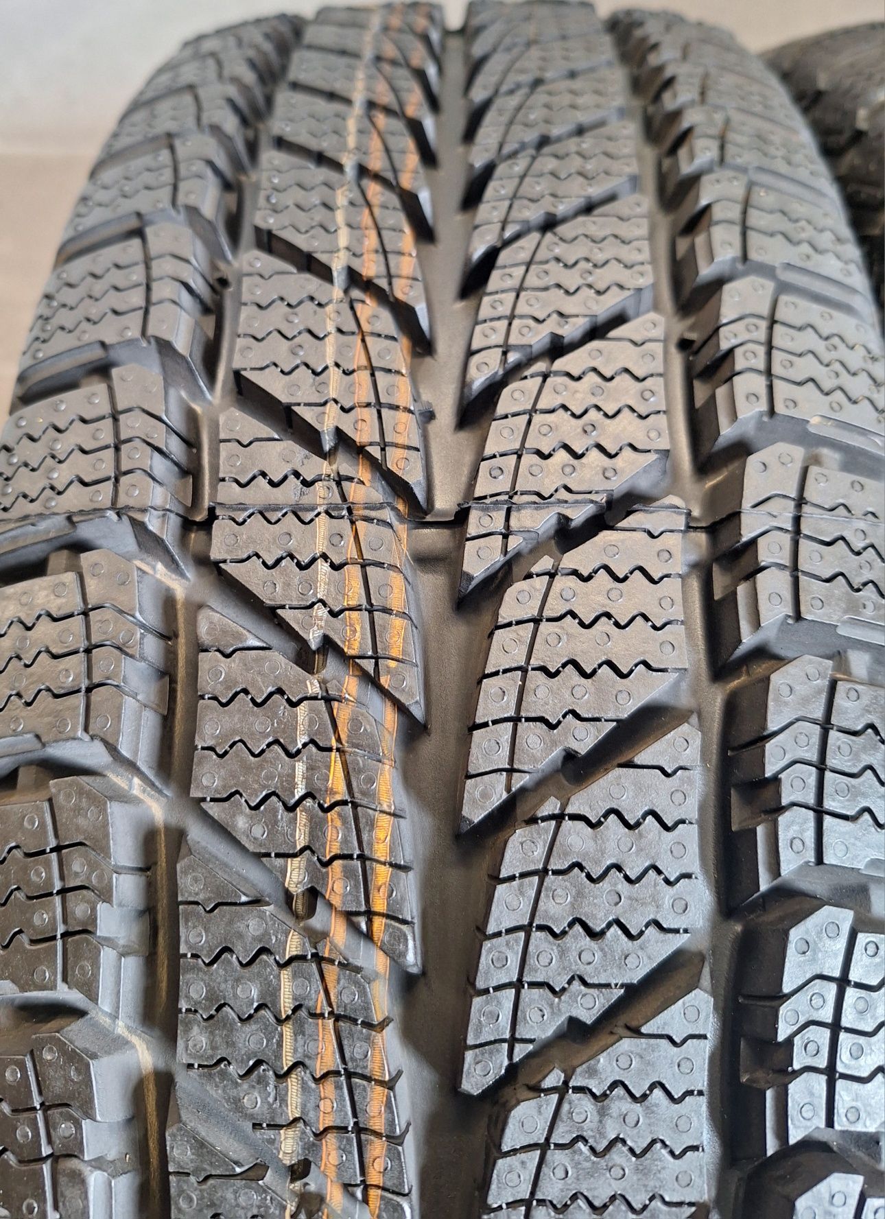 Opony Zimowe 15 Uniroyale Snow Max 2 205/70R15C Komplet Nowe