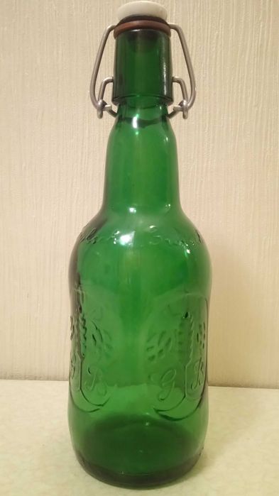 Zielona butelka z piwa, z porcelanowym kapslem, kolekcje Grolsch