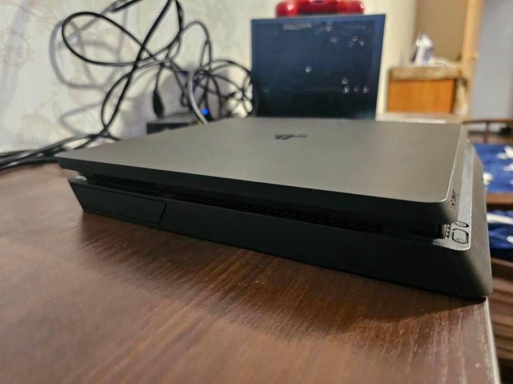 Продаю свою ігрову консось PS 4 slim 512
