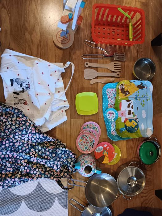 Cozinha com variados Artigos e  Casa de Bonecas com acessórios