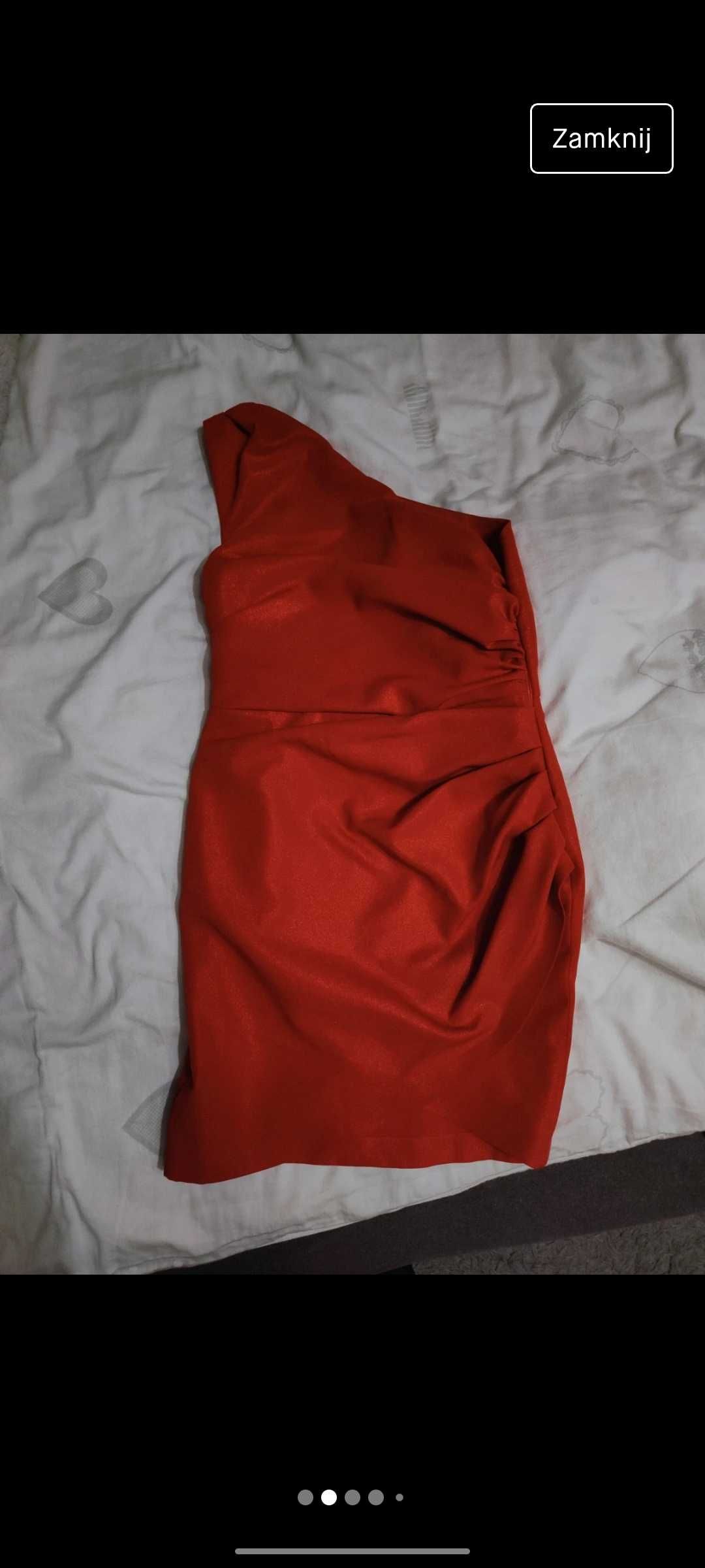 Sukienka czerwona na jedno ramię z błyszczącą nitką