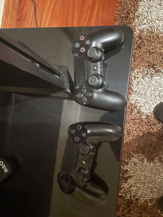 PS4 Slim 500GB com 2 comandos e uma câmara
