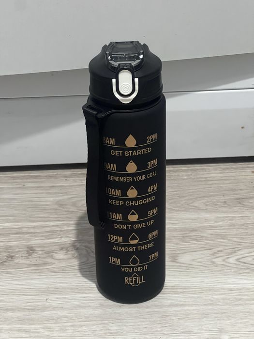 Nowa, funkcjonalna butelka na wodę o pojemności 750 ml