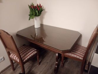 Stół dębowy rozkładany z litego drewna + 4 krzesła tapicerowane