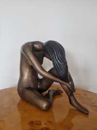 Rzeźba naga kobieta z brązu
