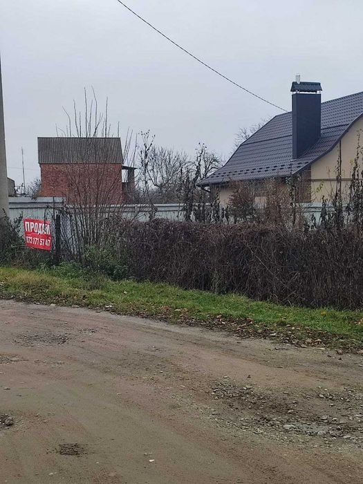 Продаж будинку з земельною ділянкою 15с