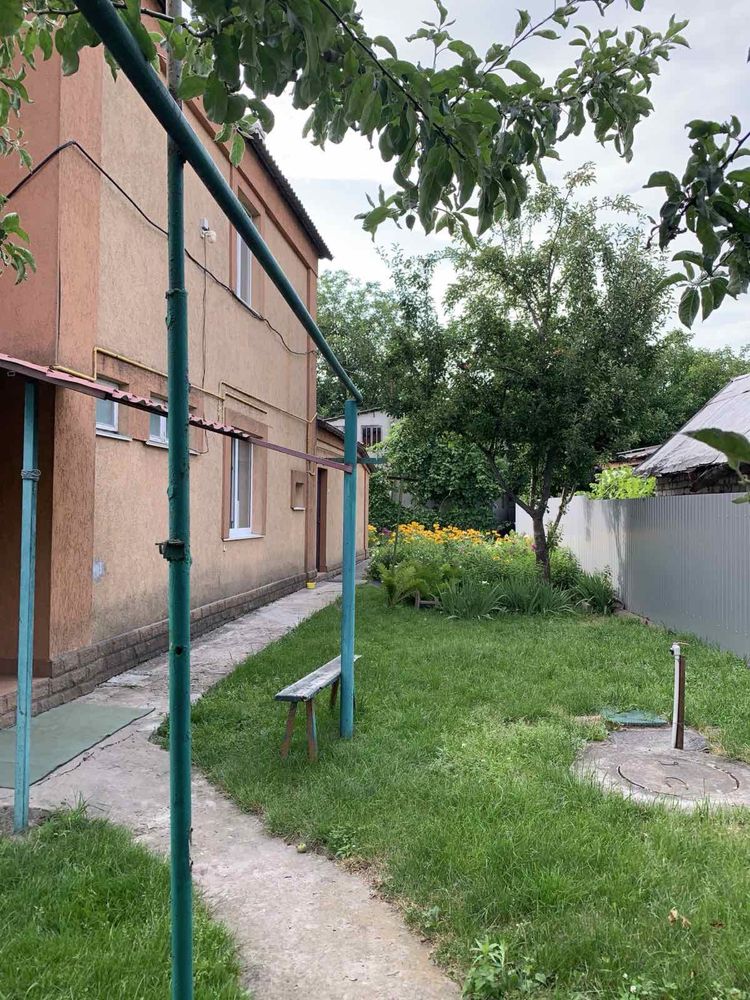 Продається великий затишний будинок на два входи