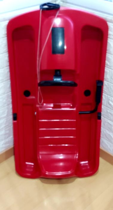 Trenó vermelho para Neve