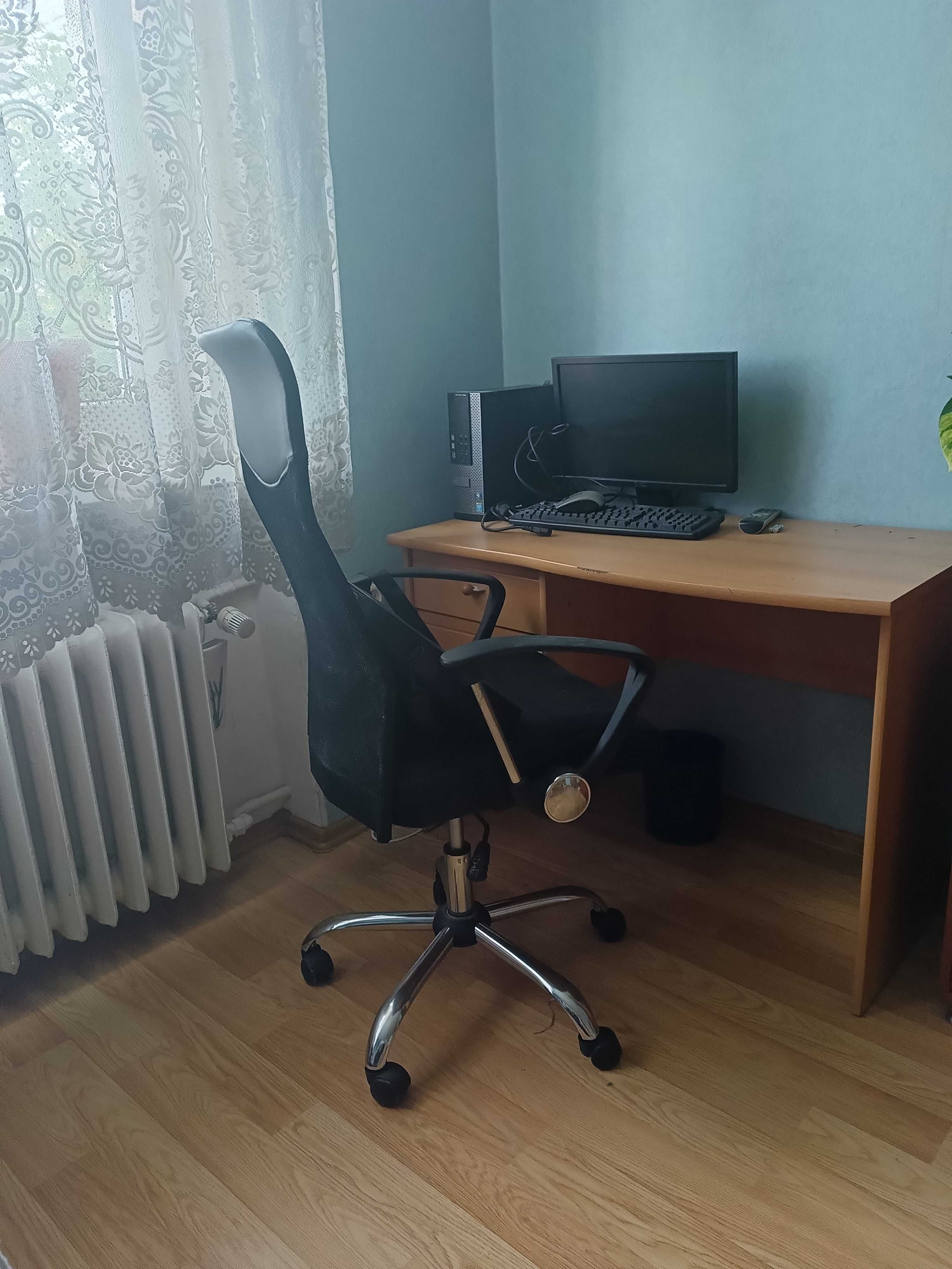 Komplet mebli z szafą narożną, biurkiem i krzesłem