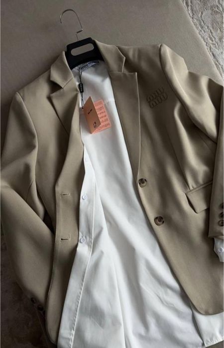 Трендовий піджак у стилі Miu miu