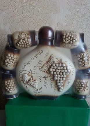 Керамічний глечик зі стаканами в упаковці.