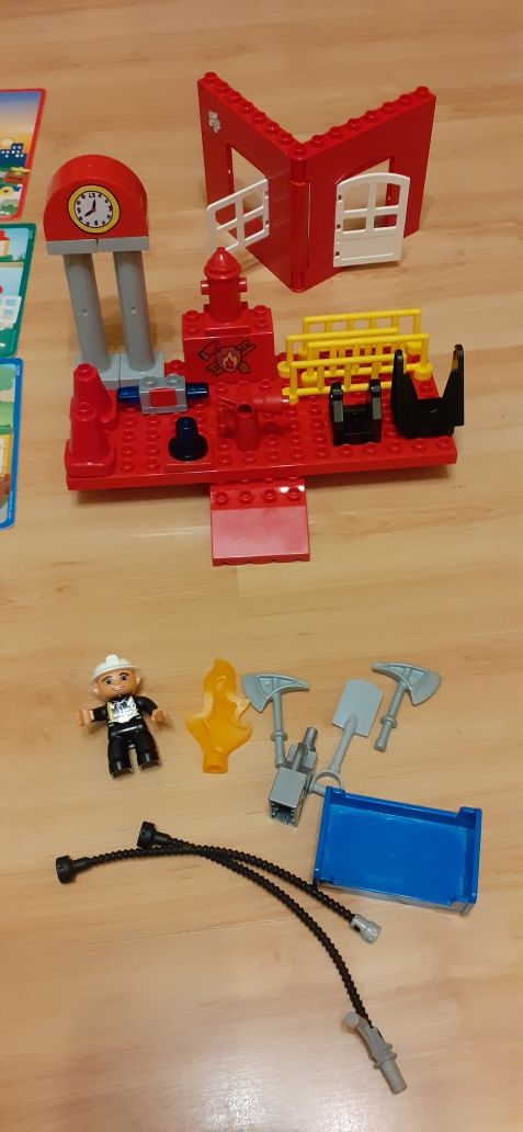 Zestaw Lego Duplo figurki, zwierzęta, kwiatki, podstawki, okna, straż