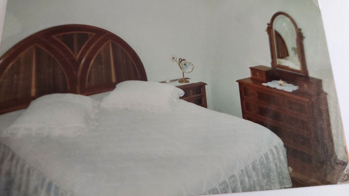Mobília de quarto com duas madeiras de grande qualidade