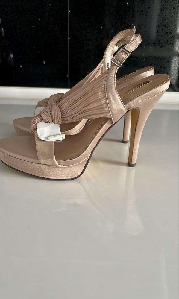 Buty na obcasie 39