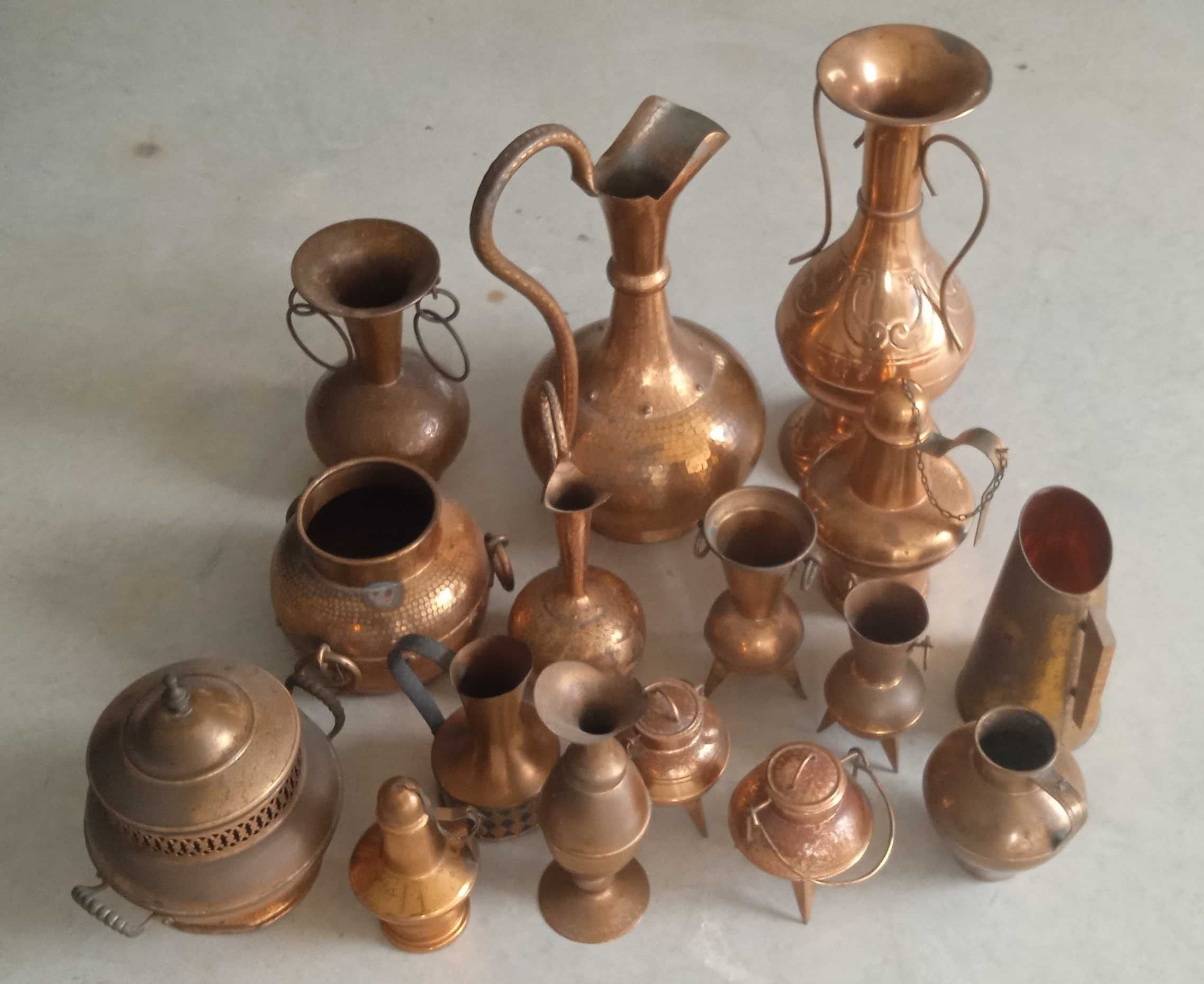 Lote de 16 antigos utensílios de cozinha em cobre em bom estado
