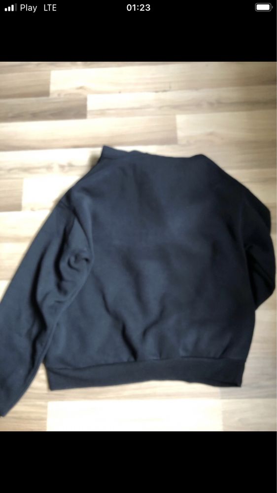 czarna bluza z nadrukiem