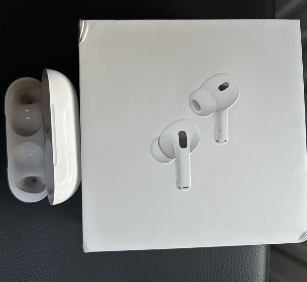 Etui ładujące + pudełko do AirPods Pro 4