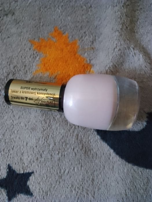 Bladoróżowy lakier do paznokci