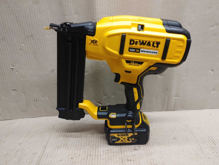 Gwozdziarka sztyfciarka dewalt DCN680 z baterią 4.0Ah