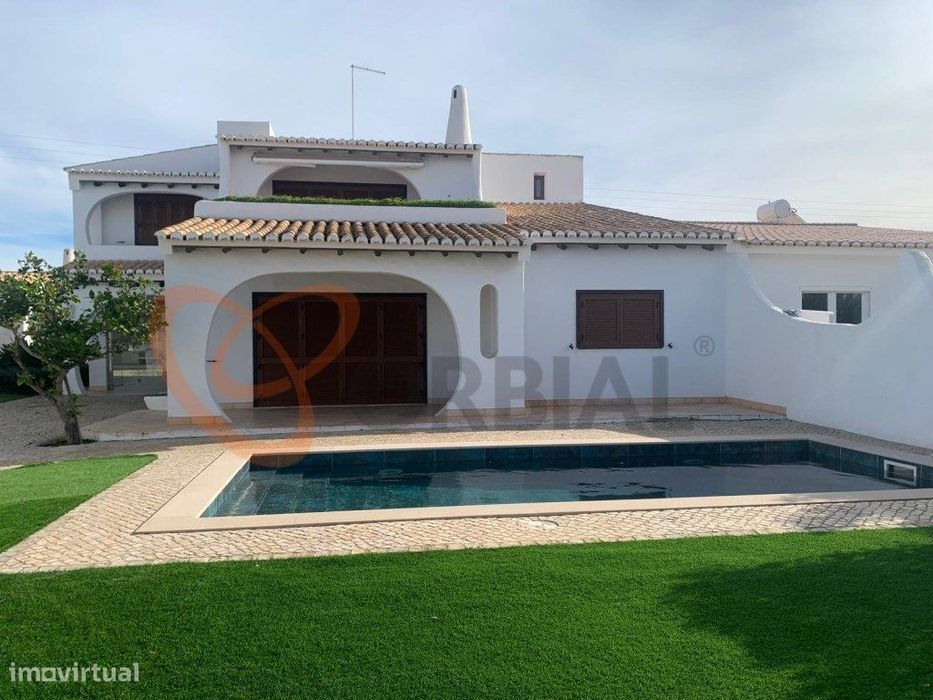 Excelente moradia de 5 quartos, localizada numa zona residencial ca...