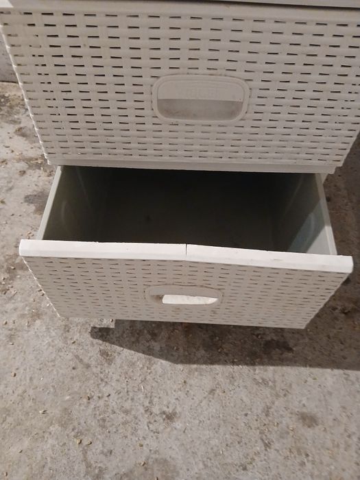 Witam sprzedam biała szafka rattanowa