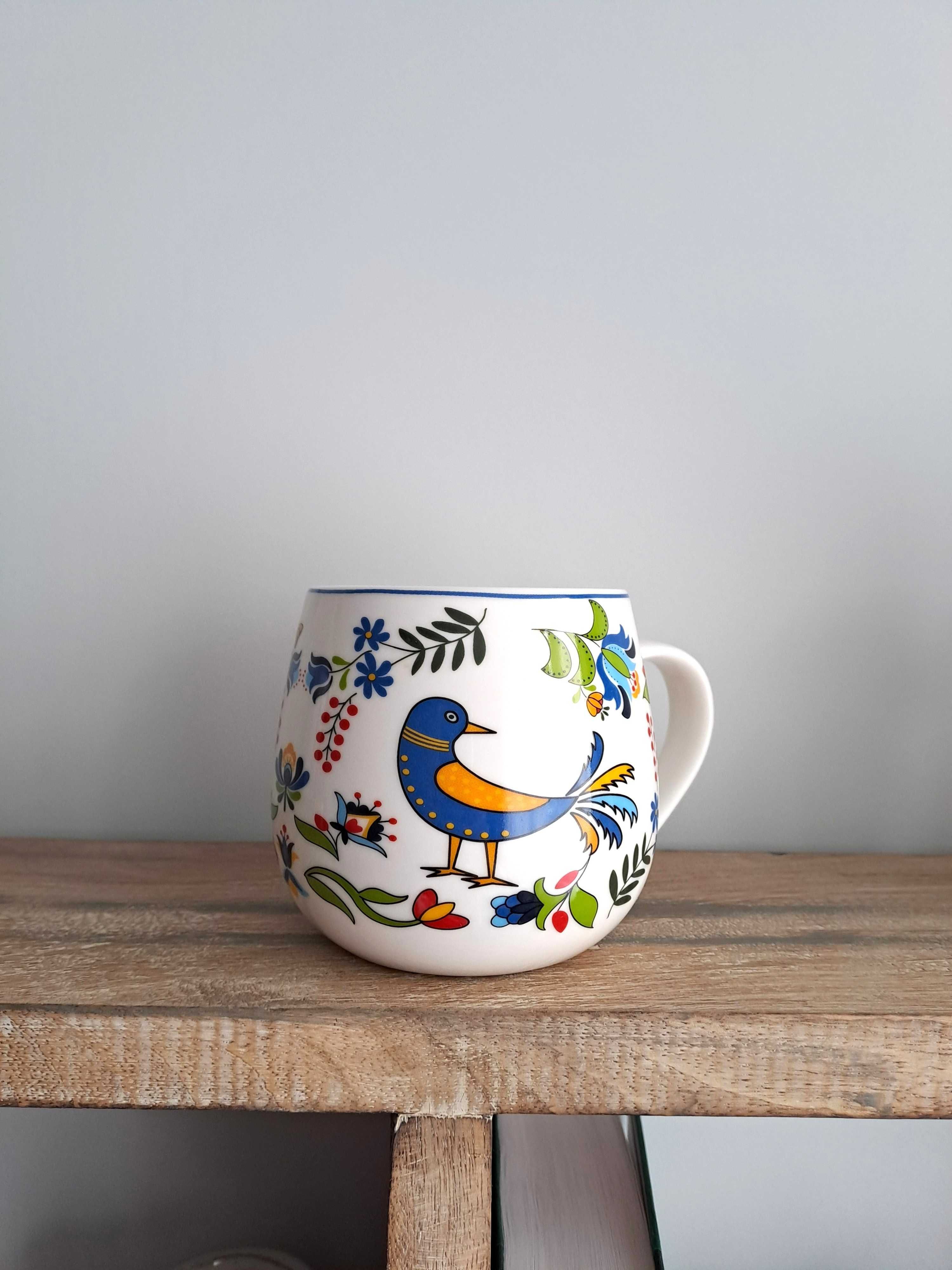 Porcelanowy regionalny kubek baryłka Ptaszek Kaszubski w tulipanch