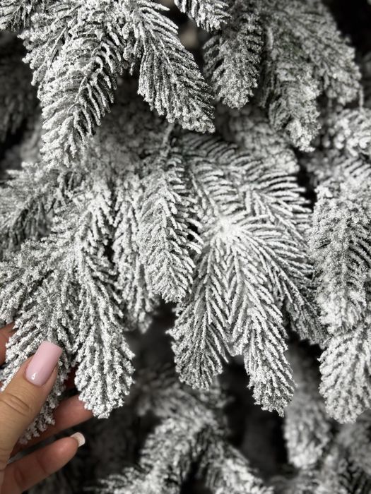 Штучна засніжена ялинка Рояль Мега 2.1 м з килимком