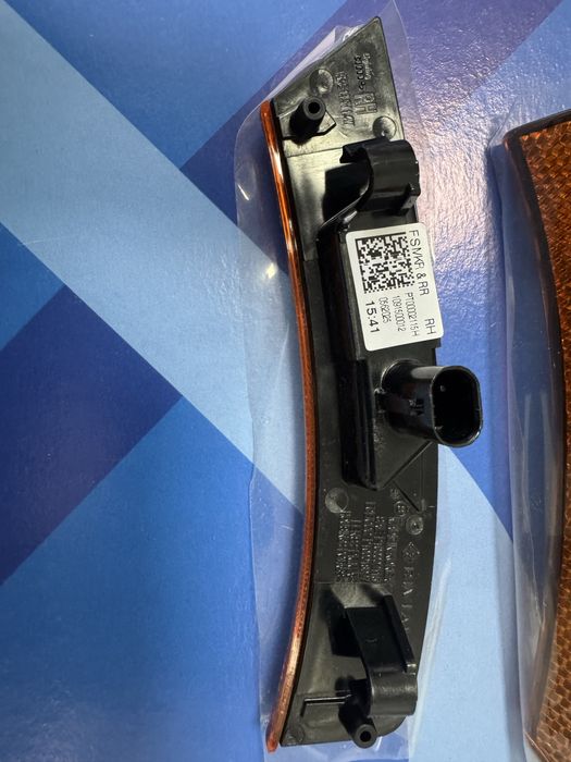 Rivian нові оригінальні катафоти PT00002118-H PT00002115-H