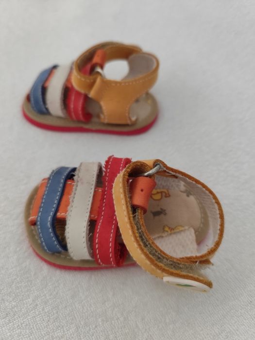 Sandálias/ sapatos bebé tamanho 17 (3-6 meses)