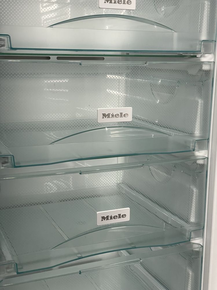 ПРЕМІУМ Морозильна камера Miele FNS 37402 вбудована Сенсорна ІДЕАЛ