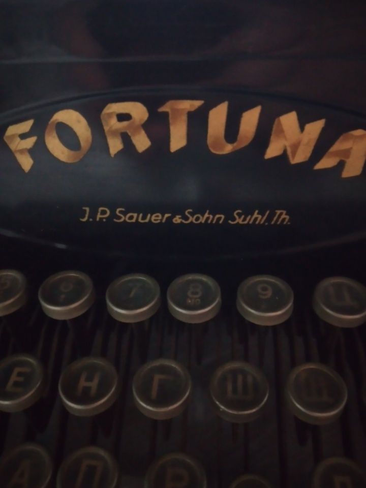 Maszyna do pisania Fortuna z rosyjską trzcionką, stara