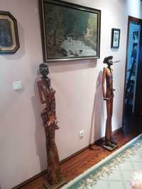 Estatuetas cubanas e quadro central