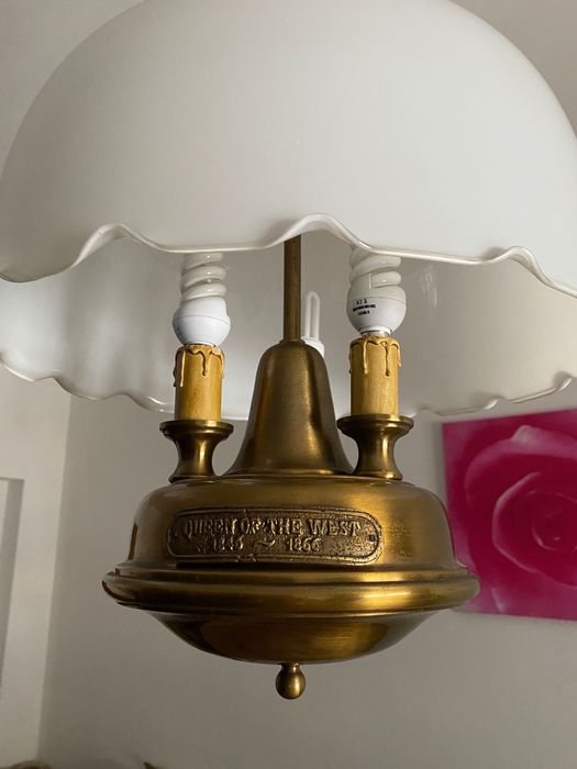 Vende-se 2 candeeiros  em ótimas condições.