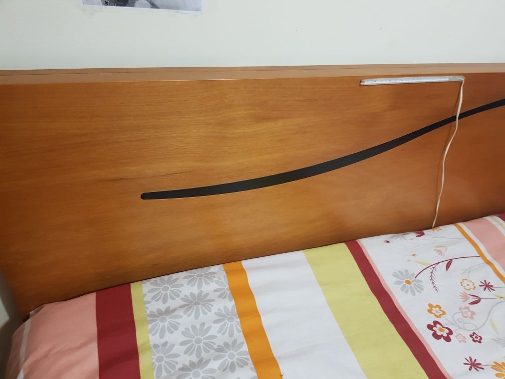 Cama de casal ,de cerejeira.  Com  estrado elevatóriio