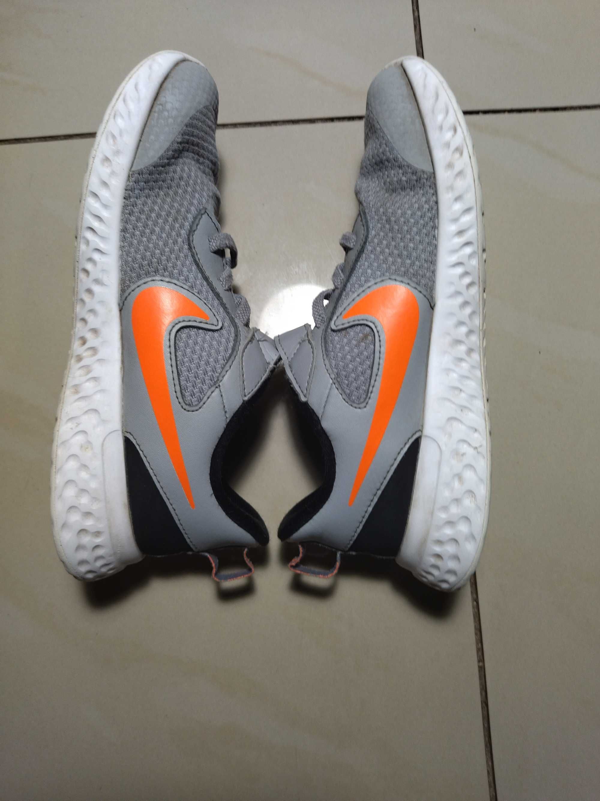 Nike Revolution 5 Psv BQ5672 007 Lt Smoke Grey/Total Orange