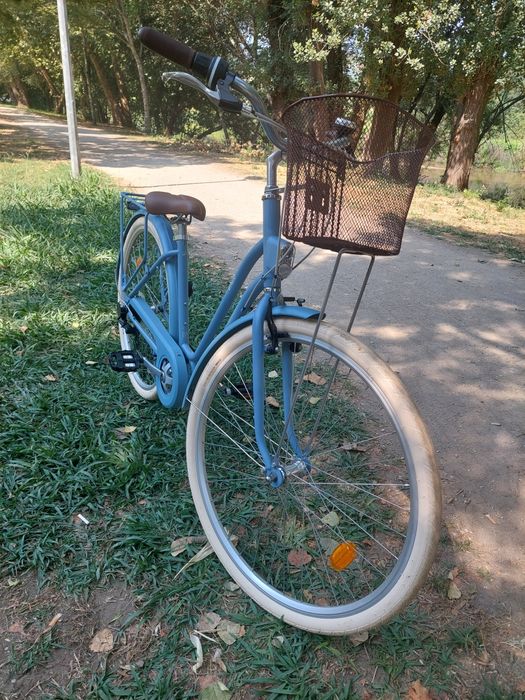 Bicicleta senhora azul BTWIN com cesto.