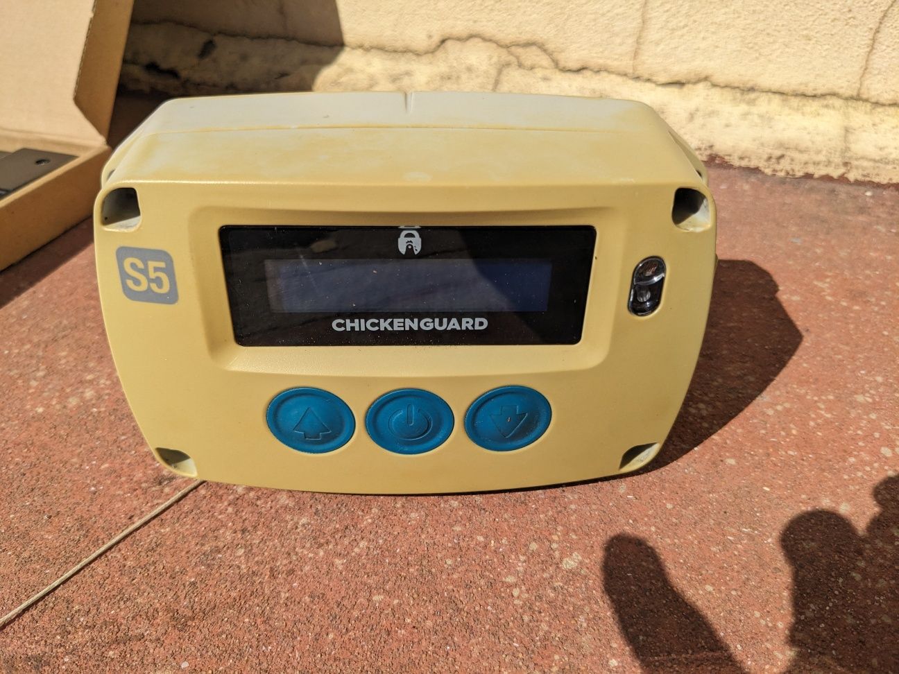 Abridor de porta de galinheiro automático