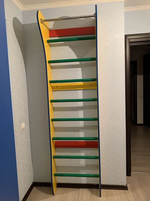 Ліжко з матрацом , шафа, стіл , комод , шведська стінка